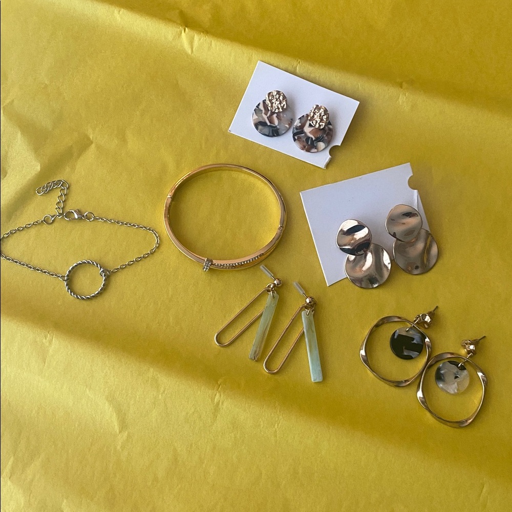 6 Jewelry Pieces Bundle from H&M Gold Classic - Picture 6 of 10